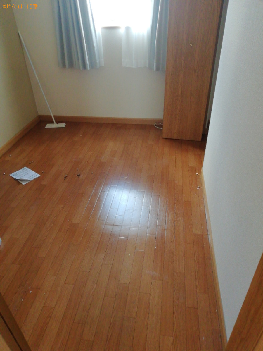 マットレス付きシングルベッド、二人掛けソファー、食器棚等の回収