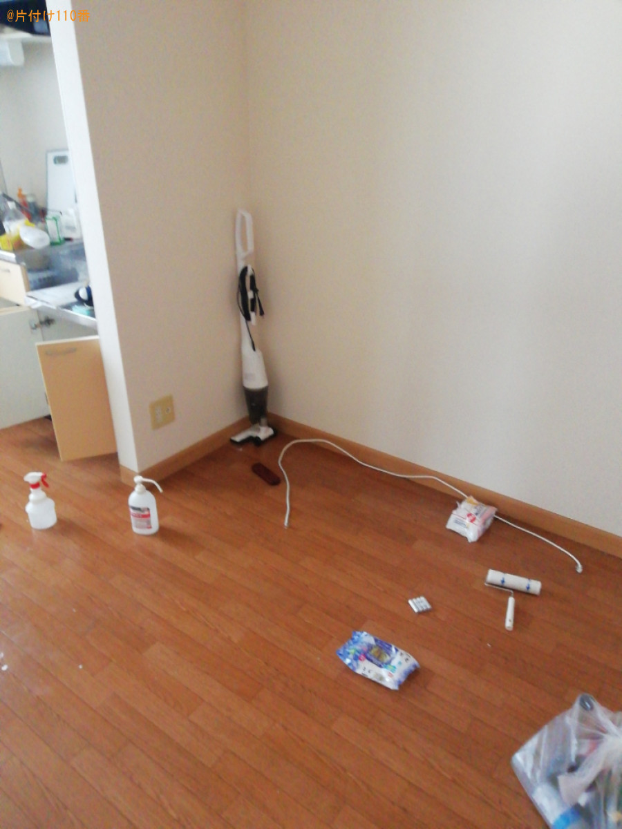 マットレス付きシングルベッド、二人掛けソファー、食器棚等の回収