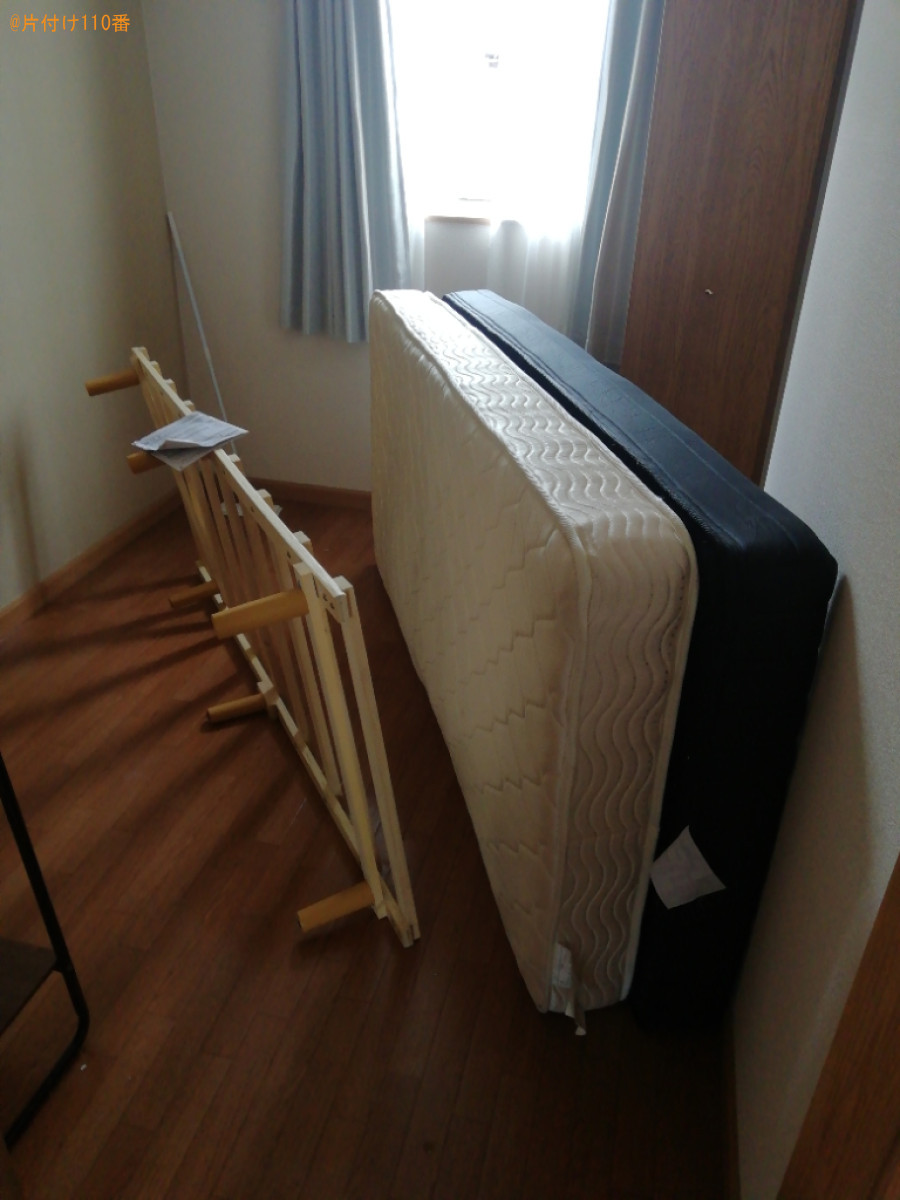 マットレス付きシングルベッド、二人掛けソファー、食器棚等の回収